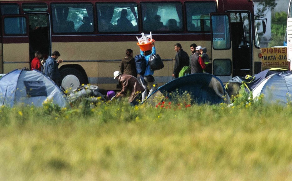 Cientos de migrantes abandonando Idomeni. (Robert ATANASOVSKI / AFP)