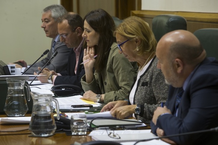 Mesa del Parlamento de Gasteiz, con Damborenea (PP), Agirrezabala (EH Bildu), Tejeria (PNV), Roncal (PSE) e Iturrate (PNV). (Juanan RUIZ / ARGAZKI PRESS)