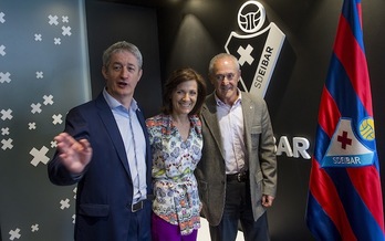 La nueva presidenta del Eibar, Amaia Gorostiza; flanqueada por los vicepresidentes Mikel Larrañaga y Joseba Unamuno. (Luis JAUREGIALTZO / ARGAZKI PRESS)