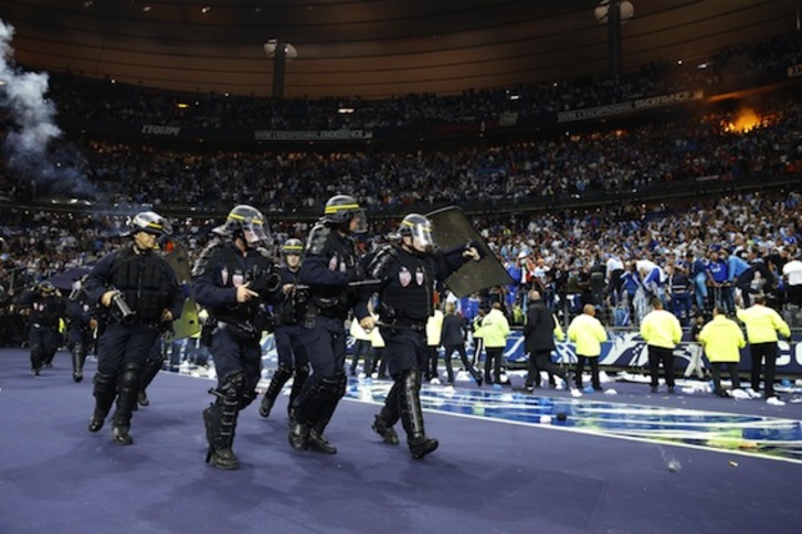 Agentes de la Policía francesa, en la final de Copa. (Thomas SAMSON/AFP)