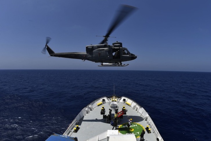 Italiako itsas armada, atzo, erreskate operazio batean. (Gabriel BOUYS/AFP)