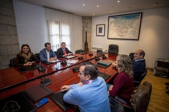 Visita del presidente de la Diputación de Burgos –con corbata roja– al Ayuntamiento de Trebiñu. (Jaizki FONTANEDA / ARGAZKI PRESS)