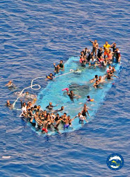 Imagen del rescate de la barca hundida frente a la costa libia. (@EUNAVFORMED_OHQ)