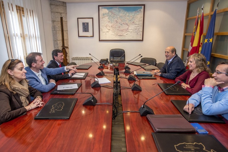 El presidente de la Diputación de Burgos, César Rico, visitó Trebiñu ayer. (Jaizki FONTANEDA / ARGAZKI PRESS)