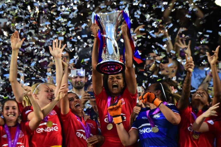 Las jugadoras del Lyon celebran su título. (GIUSEPPE CACACE  / AFP)