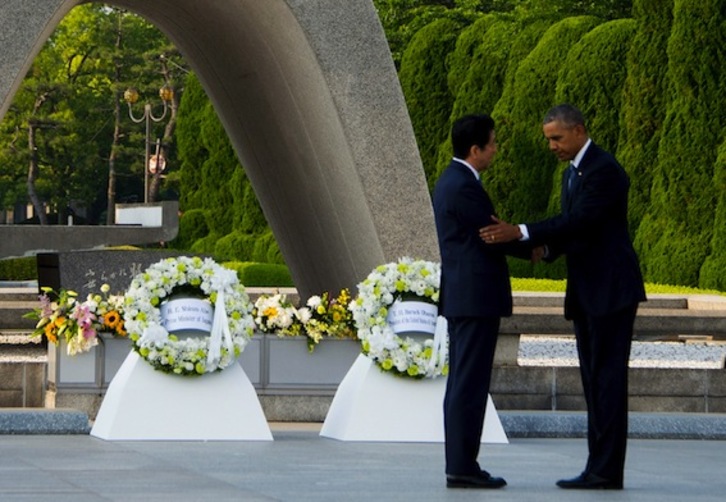 Barack Obama junto a Shinzo Abe, primer ministro japonés, en Hiroshima. (Jim WATSON/AFP)