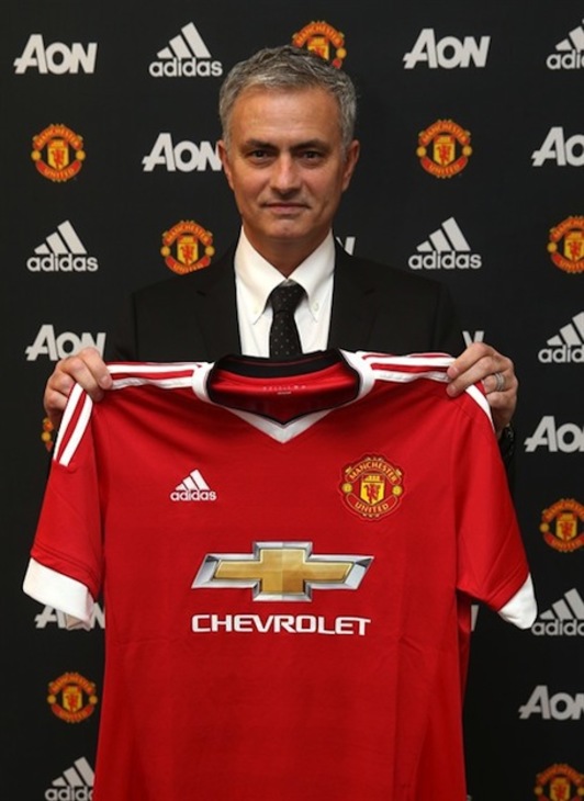 Mourinho posa con la camiseta del United. (www.manutd.com)