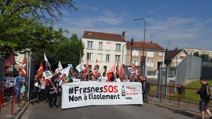 Los participantes en la marcha a la cárcel de Fresnes a las puertas de la prisión parisina. (@zorrotza)