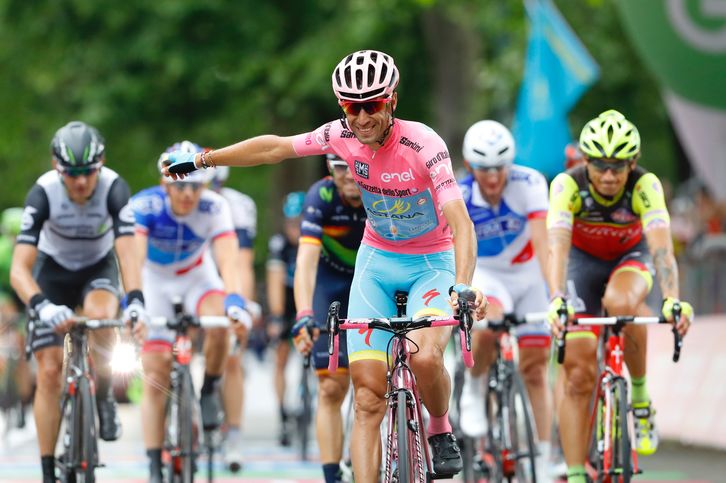 Nibali con el maillot rosa. (Luk BENIES / AFP)