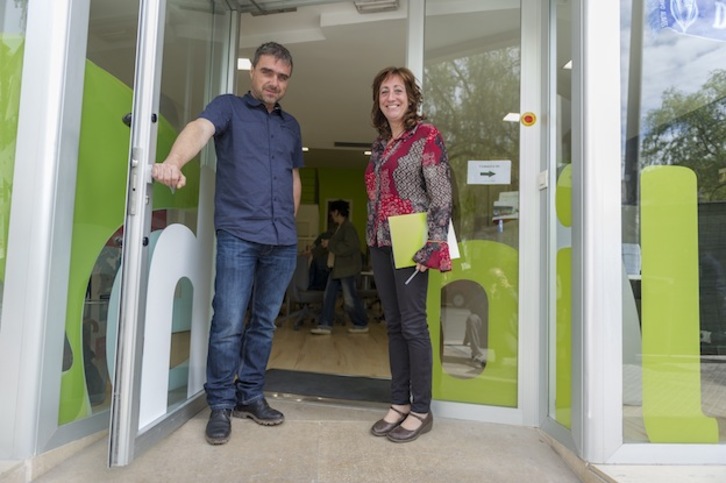 Mikel Otero y Eva López de Arroyabe, a las puertas de la sede electoral de EH Bildu en Gasteiz. (Juanan RUIZ / ARGAZKI PRESS)