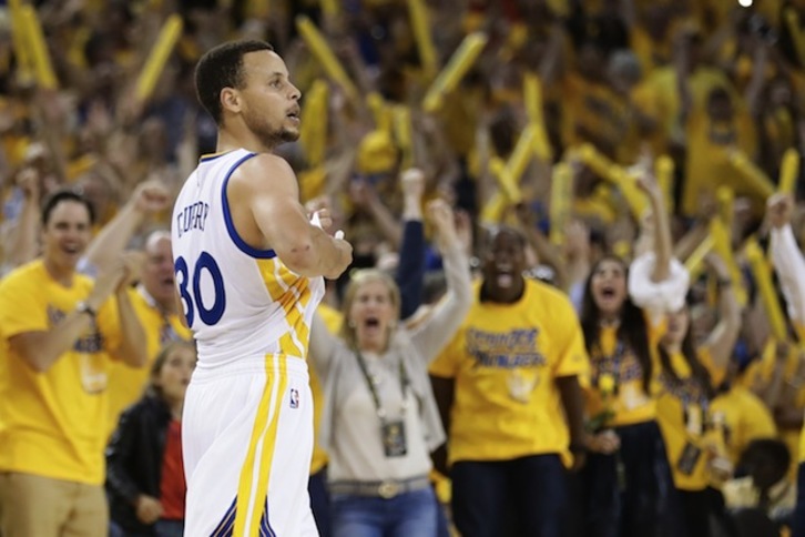 Curry ha liderado la remontada de su equipo para llevarlo nuevamente hasta la final. (Ezra SHAW / AFP)