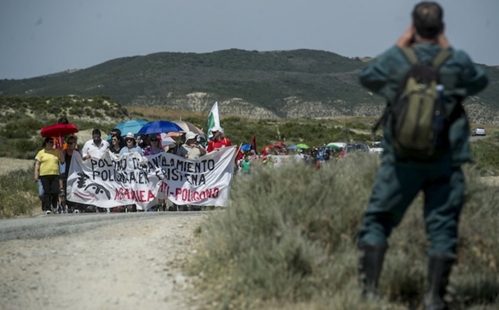 La marcha, por la carretera que rodea el polígono de tiro. (Jagoba MANTEROLA / ARGAZKI PRESS) 