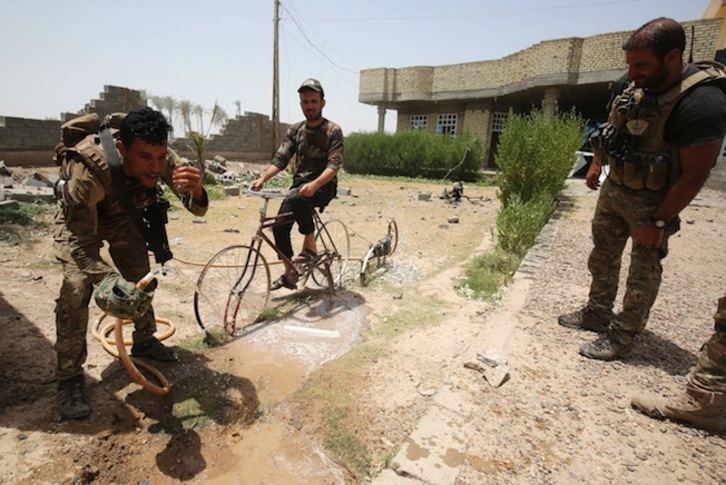 Militares iraquíes han hallado las fosas durante las operaciones de búsqueda de minas y artefactos explosivos dejados por el EI. (Ahmad AL-RUBAYE/AFP)