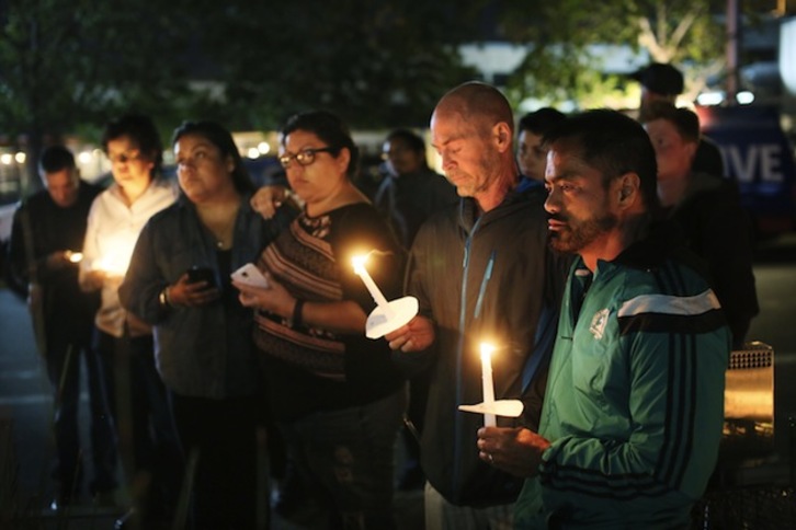 Recuerdo a las víctimas de Orlando en San Diego, California. (Sandy HUFFAKER / AFP) 