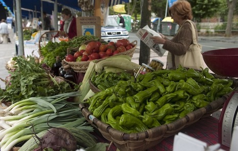 Euskal Herrria: El Ayuntamiento de Gasteiz amonesta a un puesto de verduras por etiquetar solo en euskara Mercado-gasteiz