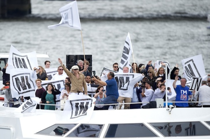 Partidarios de la permanencia en la UE surcan el Támesis en una embarcación. (NIKLAS HALLE'N / AFP)