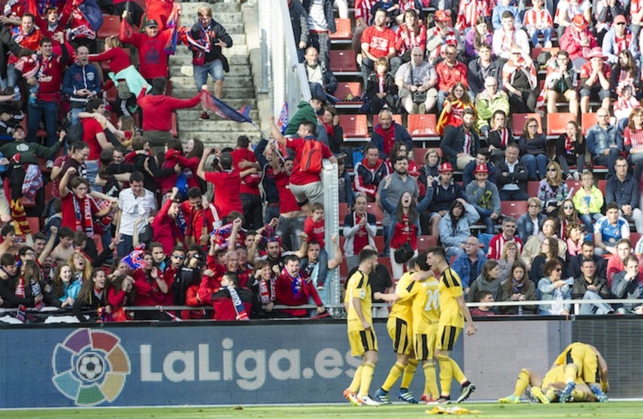 Los jugadores celebran el gol de Kodro. (Jagoba MANTEROLA/ARGAZKI PRESS)