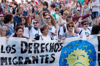 Cabecera de la manifestación de Iruñea para defender los derechos de los migrantes y refugiados. (Iñigo URIZ/ARGAZKI PRESS)
