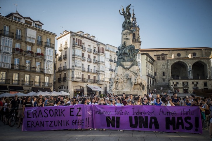 Una concentración denunció ayer en Gasteiz este nuevo crimen machista. (Jaizki FONTANEDA/ARGAZKI PRESS)