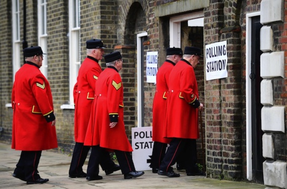 Veteranos de la Armada británica acuden a su cita con las urnas. (Leon NEAL/AFP)