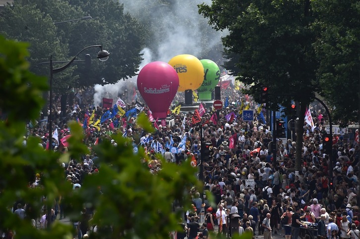 Miles de personas han participado en la marcha de París contra la reforma laboral. (Alain JOCARD / AFP) 