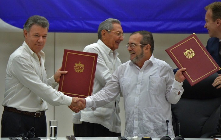 Firma del acuerdo de paz entre las FARC y el Gobierno colombiano. (Adalberto ROQUE / AFP)