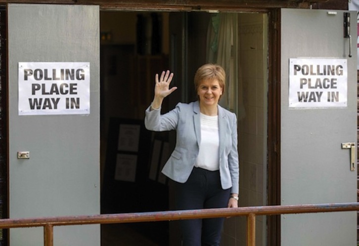 Nicola Sturgeon, ayer, tras depositar su voto por la permanencia en la UE. (Robert PERRY/AFP)
