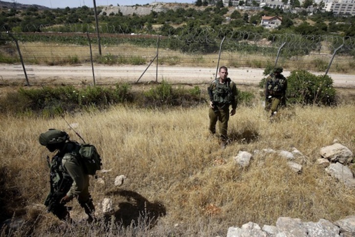 Tres soldados israelíes inspeccionan la zona en la que se ha producido el ataque. (Hazem BADER/AFP)