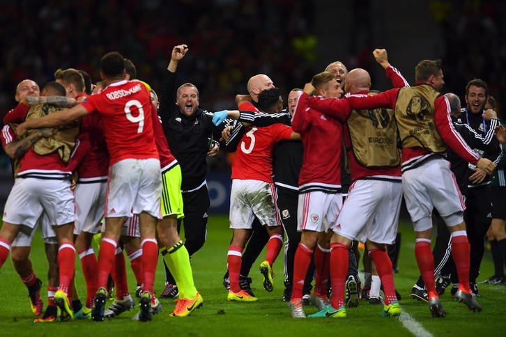 Los jugadores de Gales celebran la clasificación para semifinales. (Paul ELLIS / AFP)