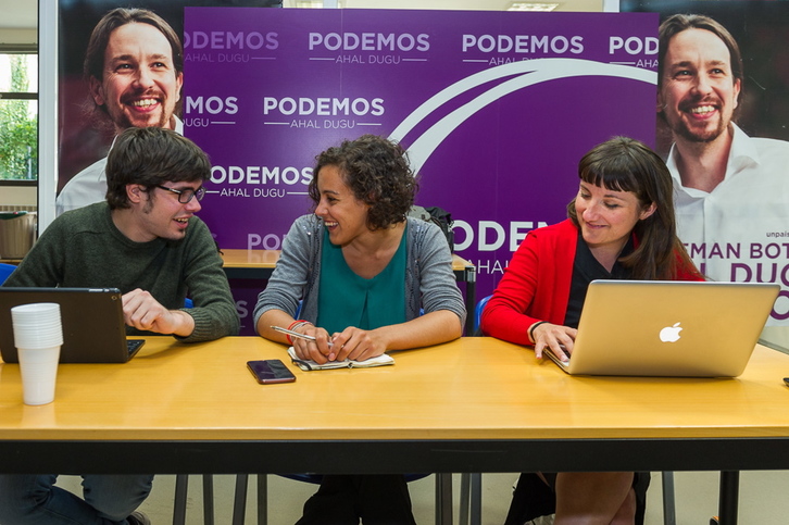 Lander Martínez junto a Nagua Alba en la reunión del Consejo Ciudadano Autonómico de Podemos Euskadi. (Juanan RUIZ/ARGAZKI PRESS) 