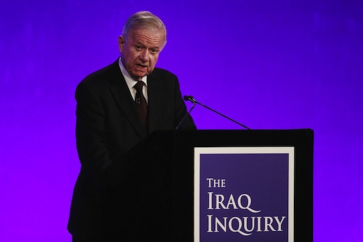 El autor del informe, John Chilcot, en la presentación de las conclusiones de la investigación sobre la participación británica en Irak. (Dan KITWOOD/AFP)