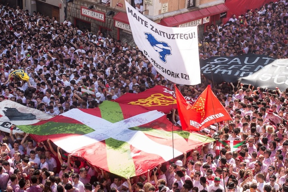 Ikurriña gigante, banderas de Nafarroa, por la independencia... (Iñigo URIZ/ARGAZKI PRESS)