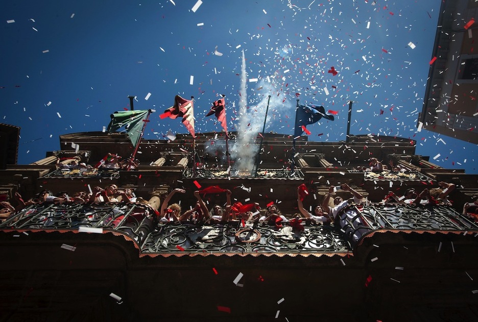 Lanzamiento de confetis rojos y blancos momentos antes del txupinazo. (Miguel RIOPA/AFP)