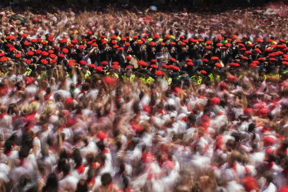 La masa de gente salta alrededor de los gaiteros. (Pedro ARMESTRE/AFP)
