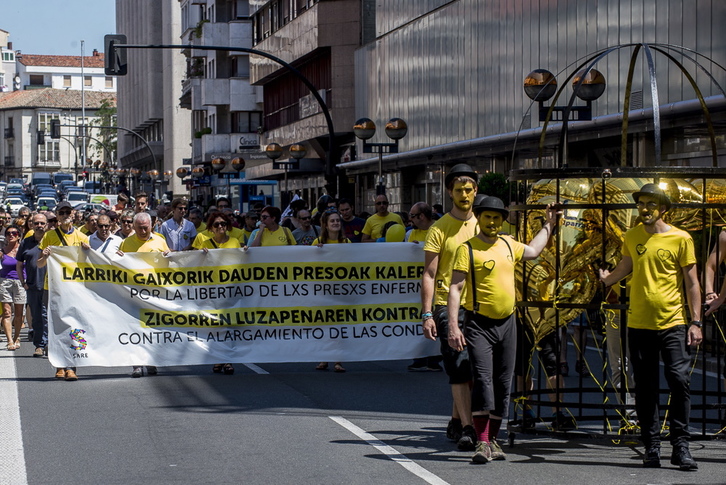 Jose Ramon Lopez de Abetxukoren askatasuna eskatuz manifestazioa egin dute Gasteizen. (Jaizki FONTANEDA/ARGAZKI PRESS)
