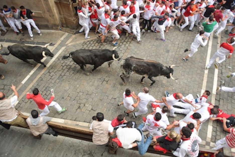 Tres toros en fila culminan el ascenso de la cuesta de Santo Domingo. (Idoia ZABALETA/ARGAZKI PRESS)