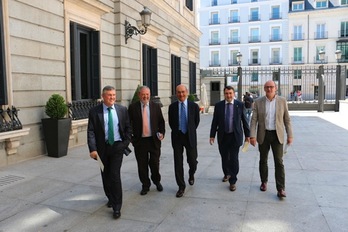 Iñigo Barandiaran, Pedro Azpiazu, Mikel Legarda, Aitor Esteban y Joseba Agirretxea ya se han acreditado en el Congreso. (PNV)