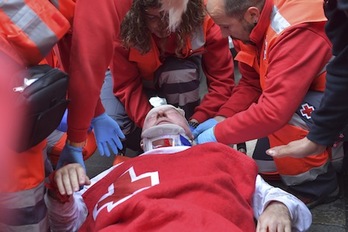 Uno de los contusionados es atendido por los voluntarios de Cruz Roja. (Idoia ZABALETA/ARGAZKI PRESS)