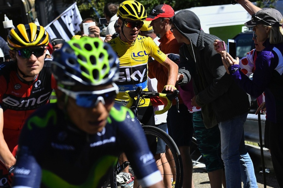 Quintana eta Van Garderenek Froome gainditu duten unea. (Jeff PACHOUD / AFP)