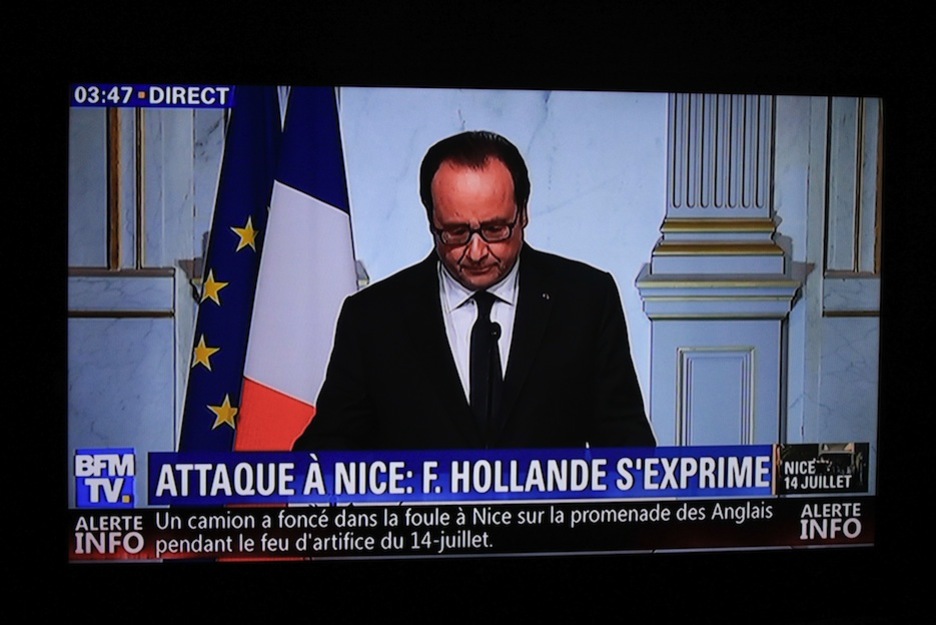 Comparecencia televisiva del presidente Hollande. (GEOFFROY VAN DER HASSELT / AFP)