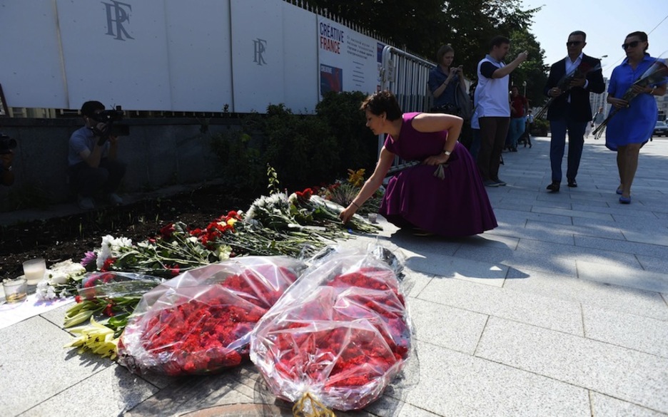 Flores ante la embajada francesa en Moscú. (VASILY MAXIMOV / AFP)