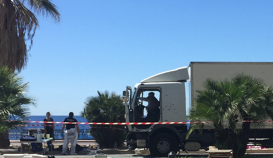 La Policía judicial buscan evidencias en el camión utilizado para el atentado de Niza. (Anne-Christine POUJOULAT/AFP)