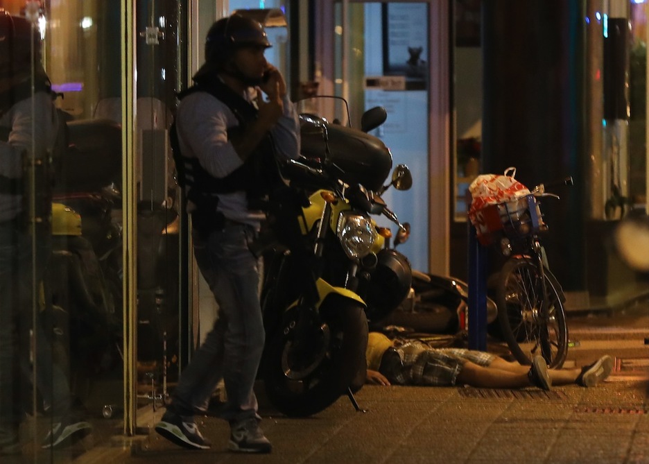 Una persona tendida en el suelo tras el ataque. (Valery HACHE/AFP)