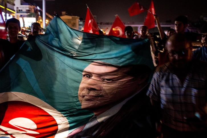 La multitud se ha hechado a la calle para defender al presidente Erdogan. (Chris McGRATH/AFP)