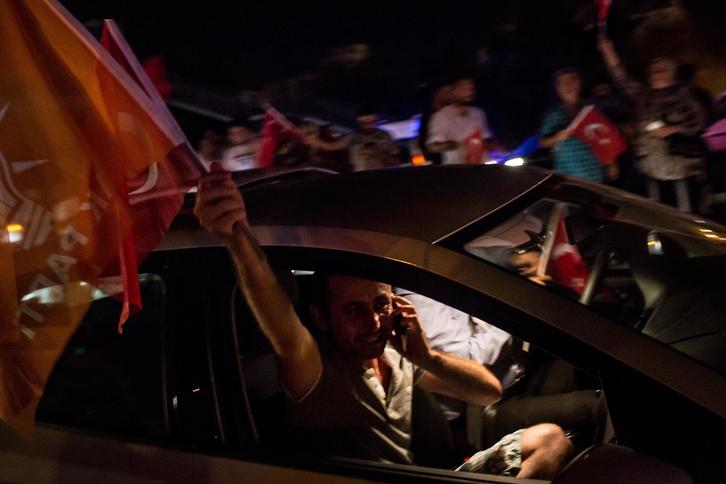 Manifestantes que han salido a la calle para parar el intento de golpe de Estado. (Chris MCGRATH/AFP)
