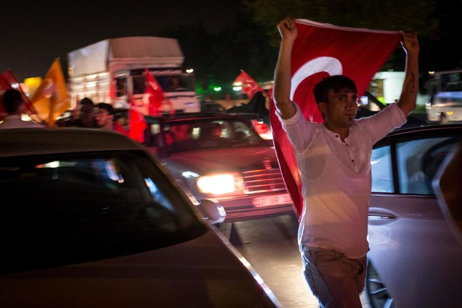 Hala, Erdoganen jarraitzaile ugari atera dira kalera estatu kolpea gelditzera. (AFP)