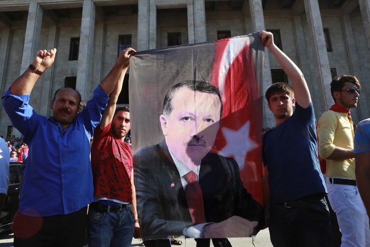 Simpatizantes de Erdogan han salido a las calles de Ankara. (Adem ALTAN / AFP)
