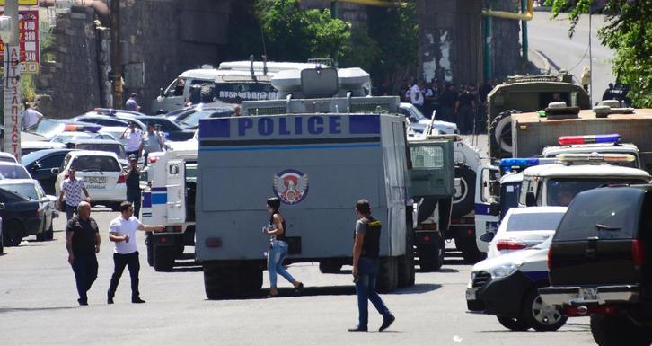 La policía armenia ha cerrado todos los accesos al barrio Erebuni. (Karen MINASYAN/AFP)