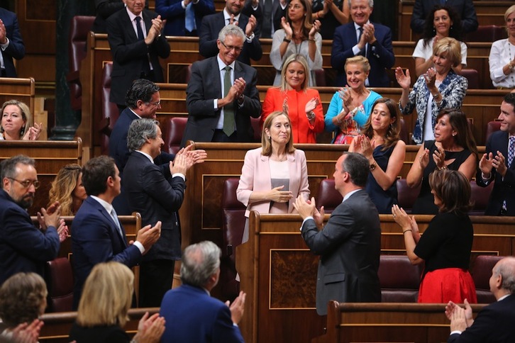 Ana Pastor es aplaudida tras ser elegida presidenta del Congreso. (J. DANAE/ARGAZKI PRESS)