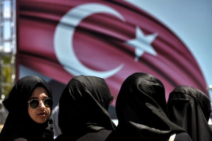 Un grupo de mujeres, en una marcha en favor del presidente turco, Recep Tayyip Erdogan. (Aris MESSINIS/AFP)